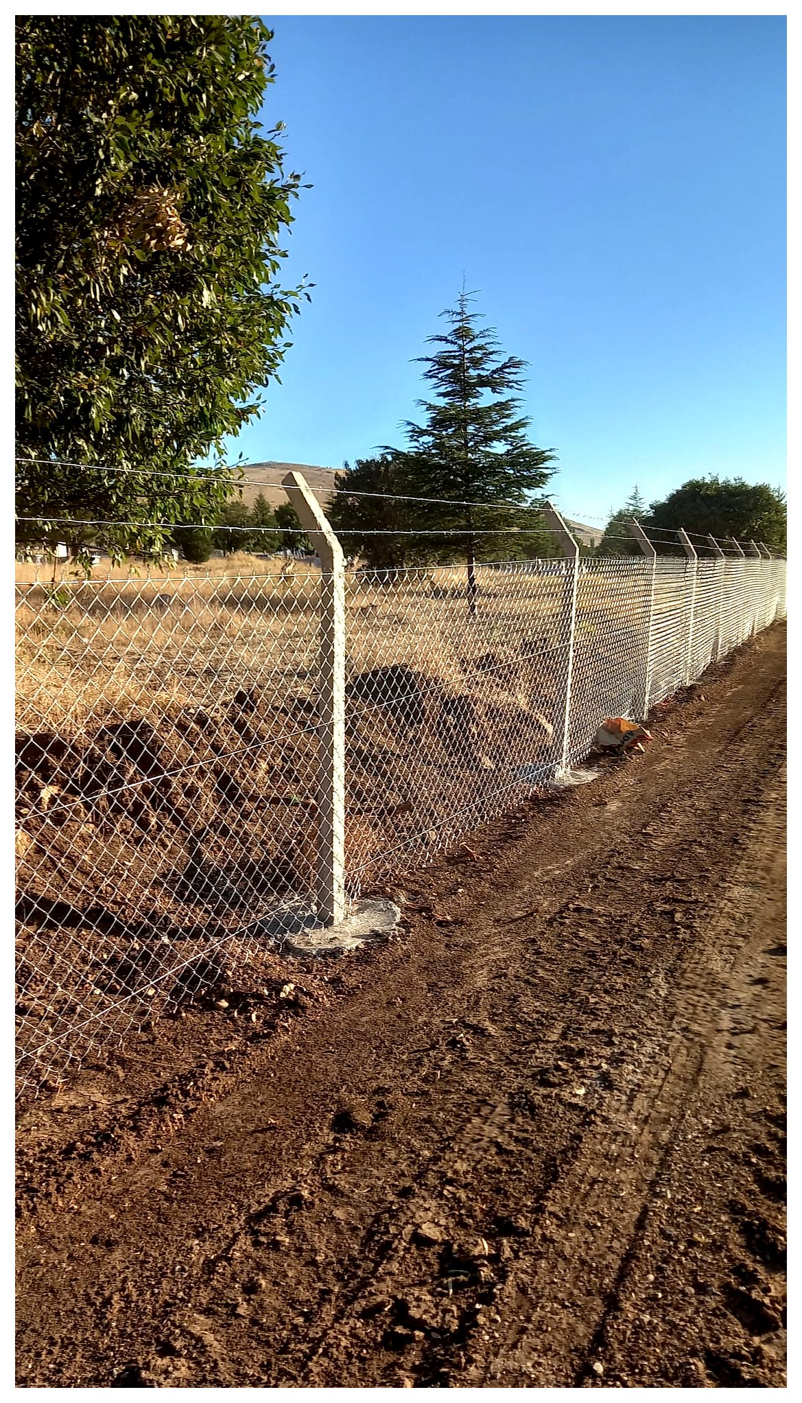 Bahçe için dayanıklı çit uygulaması