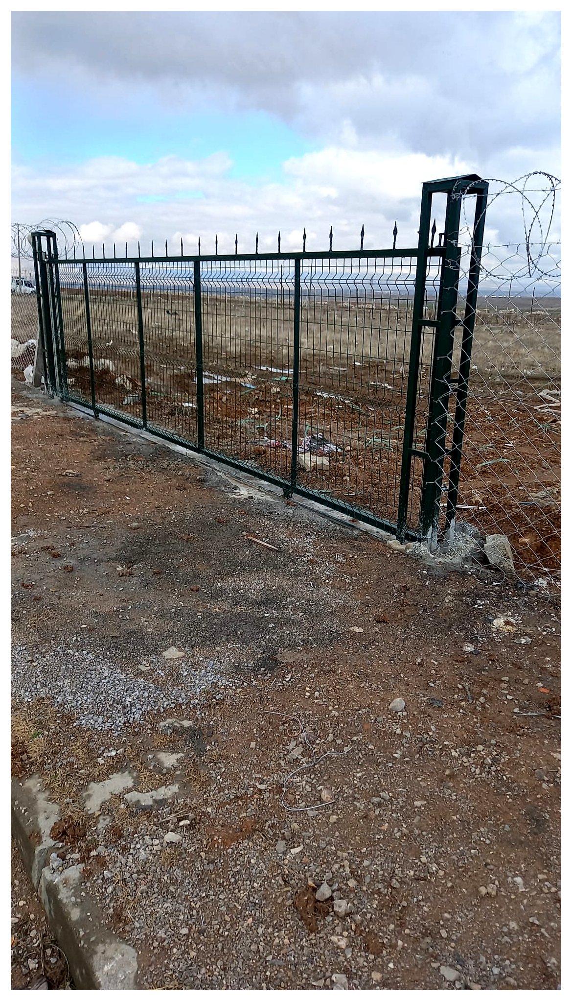 Zincir örgü tel çit yakın planı