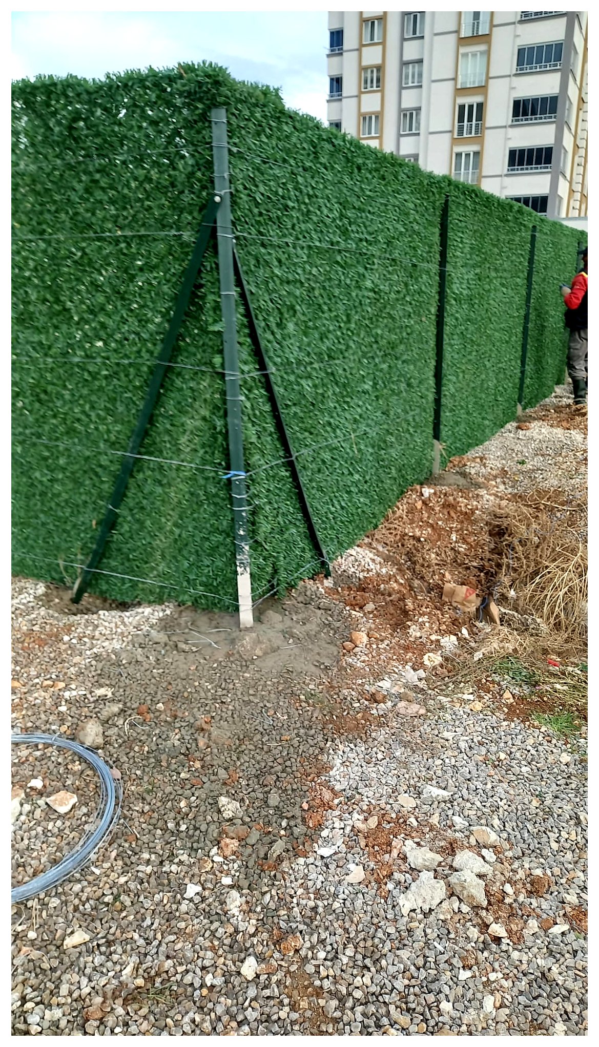 Dikenli tel destekli çit sistemi