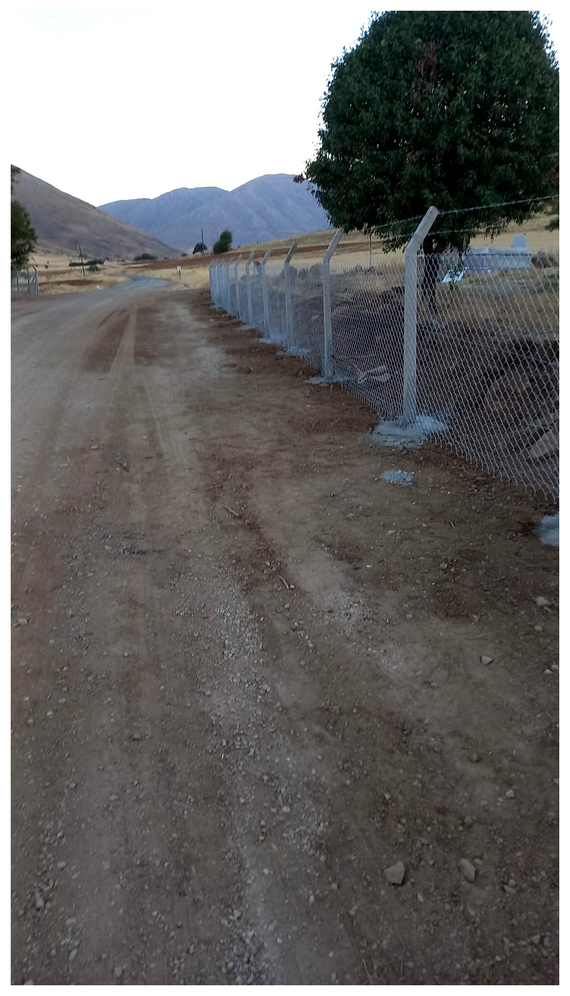 Arsa güvenliği için çit kurulumu