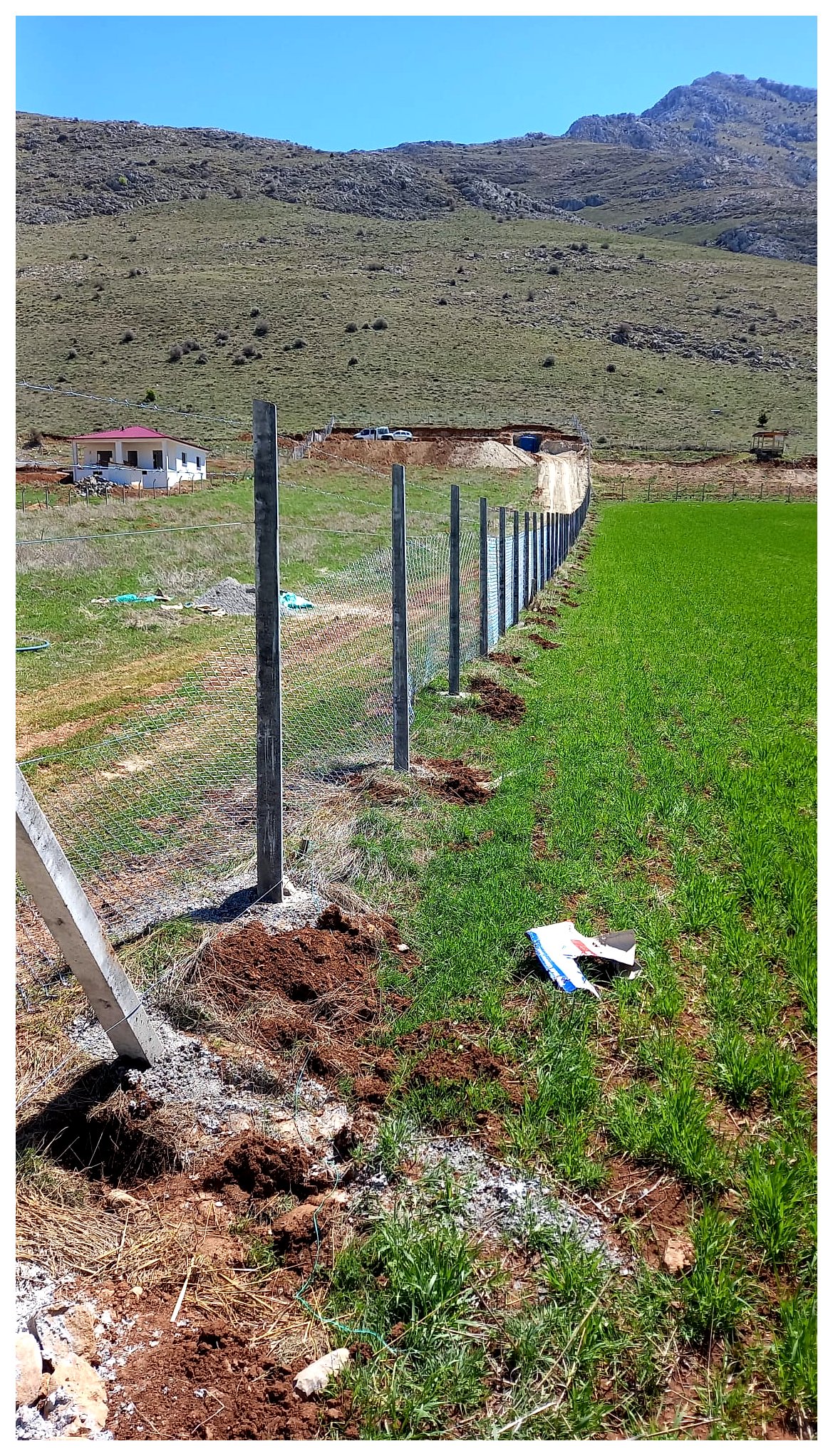 Tarlalarda kullanılan tel çit örneği